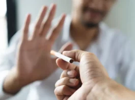 São José oferece tratamento gratuito para quem quer parar de fumar Texto alternativo: Pessoa segura um cigarro enquanto outra faz gesto de recusa, imagem que representa o tratamento para parar de fumar e o combate ao tabagismo.