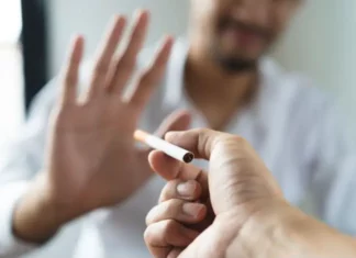 São José oferece tratamento gratuito para quem quer parar de fumar Texto alternativo: Pessoa segura um cigarro enquanto outra faz gesto de recusa, imagem que representa o tratamento para parar de fumar e o combate ao tabagismo.
