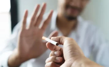 São José oferece tratamento gratuito para quem quer parar de fumar Texto alternativo: Pessoa segura um cigarro enquanto outra faz gesto de recusa, imagem que representa o tratamento para parar de fumar e o combate ao tabagismo.