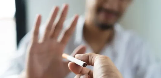 São José oferece tratamento gratuito para quem quer parar de fumar Texto alternativo: Pessoa segura um cigarro enquanto outra faz gesto de recusa, imagem que representa o tratamento para parar de fumar e o combate ao tabagismo.