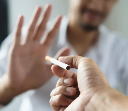São José oferece tratamento gratuito para quem quer parar de fumar Texto alternativo: Pessoa segura um cigarro enquanto outra faz gesto de recusa, imagem que representa o tratamento para parar de fumar e o combate ao tabagismo.