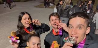 Atletas exibem medalhas conquistadas no taekwondo dos Jogos Sul-Americanos Santa Fé 2026, na Argentina.