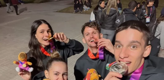 Atletas exibem medalhas conquistadas no taekwondo dos Jogos Sul-Americanos Santa Fé 2026, na Argentina.