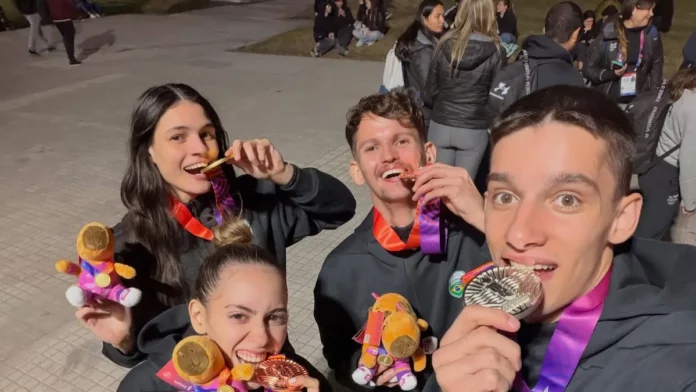 Atletas exibem medalhas conquistadas no taekwondo dos Jogos Sul-Americanos Santa Fé 2026, na Argentina.