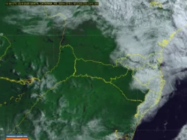 Frio perde força e temperaturas passam dos 30°C no sábado Imagem de satélite mostra nebulosidade sobre o leste de Santa Catarina nesta quarta-feira (23)