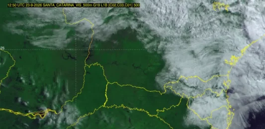 Imagem de satélite mostra nebulosidade sobre o leste de Santa Catarina nesta quarta-feira (23)
