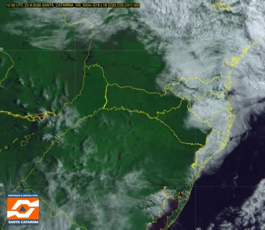 Imagem de satélite mostra nebulosidade sobre o leste de Santa Catarina nesta quarta-feira (23)