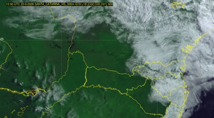 Imagem de satélite mostra nebulosidade sobre o leste de Santa Catarina nesta quarta-feira (23)