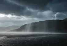 Temporal com chuva intensa, nuvens carregadas e raios ilustra previsão de instabilidade em Santa Catarina.