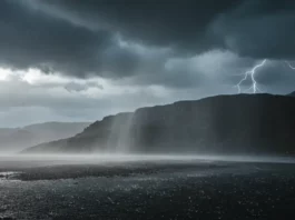 Ciclone e frente fria devem reforçar temporais no fim de semana em Santa Catarina Temporal com chuva intensa, nuvens carregadas e raios ilustra previsão de instabilidade em Santa Catarina.