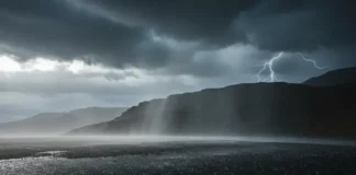 Temporal com chuva intensa, nuvens carregadas e raios ilustra previsão de instabilidade em Santa Catarina.