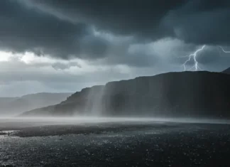 Ciclone e frente fria devem reforçar temporais no fim de semana em Santa Catarina Temporal com chuva intensa, nuvens carregadas e raios ilustra previsão de instabilidade em Santa Catarina.