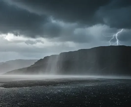 Ciclone e frente fria devem reforçar temporais no fim de semana em Santa Catarina Temporal com chuva intensa, nuvens carregadas e raios ilustra previsão de instabilidade em Santa Catarina.