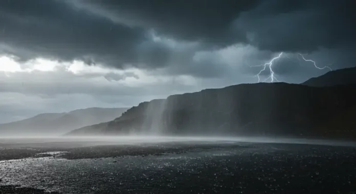 temporais Temporal com chuva intensa, nuvens carregadas e raios ilustra previsão de instabilidade em Santa Catarina.