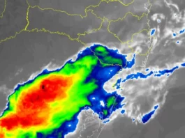 Santa Catarina terá sequência de temporais com risco alto a partir de segunda-feira Imagem de satélite mostra área de instabilidade sobre o Rio Grande do Sul na manhã deste domingo (27), próxima à divisa com Santa Catarina.