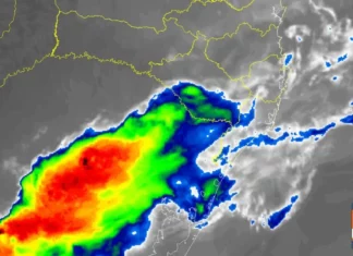 Santa Catarina terá sequência de temporais com risco alto a partir de segunda-feira Imagem de satélite mostra área de instabilidade sobre o Rio Grande do Sul na manhã deste domingo (27), próxima à divisa com Santa Catarina.
