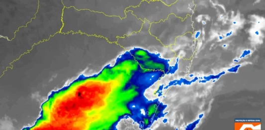 Santa Catarina terá sequência de temporais com risco alto a partir de segunda-feira Imagem de satélite mostra área de instabilidade sobre o Rio Grande do Sul na manhã deste domingo (27), próxima à divisa com Santa Catarina.