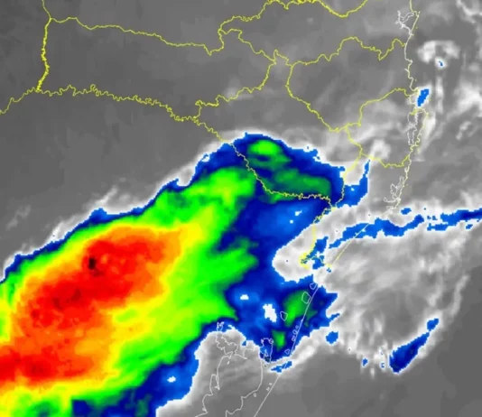 Santa Catarina terá sequência de temporais com risco alto a partir de segunda-feira Imagem de satélite mostra área de instabilidade sobre o Rio Grande do Sul na manhã deste domingo (27), próxima à divisa com Santa Catarina.