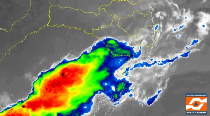 Imagem de satélite mostra área de instabilidade sobre o Rio Grande do Sul na manhã deste domingo (27), próxima à divisa com Santa Catarina.