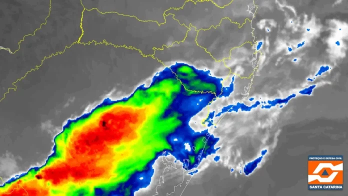temporais-sc-1200x675 Imagem de satélite mostra área de instabilidade sobre o Rio Grande do Sul na manhã deste domingo (27), próxima à divisa com Santa Catarina.