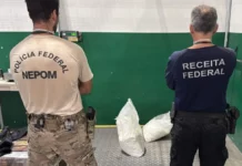 PF apreende 40,5 kg de cocaína escondidos em carga no Porto de Itapoá Agentes da Polícia Federal e da Receita Federal durante apreensão de 40,5 kg de cocaína no Porto de Itapoá, em Santa Catarina.