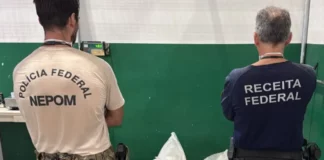 Agentes da Polícia Federal e da Receita Federal durante apreensão de 40,5 kg de cocaína no Porto de Itapoá, em Santa Catarina.