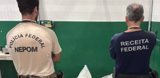 PF apreende 40,5 kg de cocaína escondidos em carga no Porto de Itapoá Agentes da Polícia Federal e da Receita Federal durante apreensão de 40,5 kg de cocaína no Porto de Itapoá, em Santa Catarina.