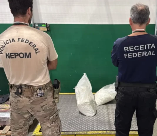 PF apreende 40,5 kg de cocaína escondidos em carga no Porto de Itapoá Agentes da Polícia Federal e da Receita Federal durante apreensão de 40,5 kg de cocaína no Porto de Itapoá, em Santa Catarina.