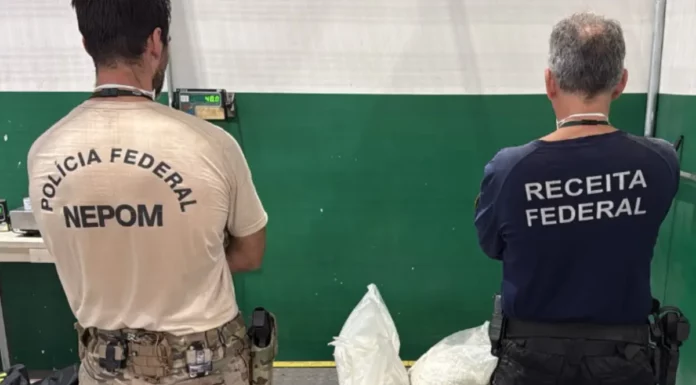 Agentes da Polícia Federal e da Receita Federal durante apreensão de 40,5 kg de cocaína no Porto de Itapoá, em Santa Catarina.