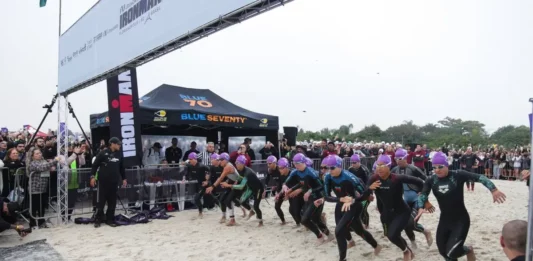 Ironman 70.3 reúne 1.800 atletas em Florianópolis e provoca mudanças no trânsito neste domingo Atletas participam da largada do IRONMAN 70.3 em Florianópolis, acompanhados pelo público na praia.
