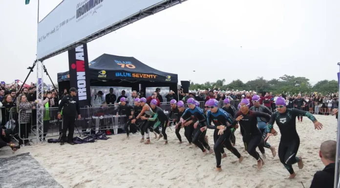 Ironman 70.3 reúne 1.800 atletas em Florianópolis e provoca mudanças no trânsito neste domingo Atletas participam da largada do IRONMAN 70.3 em Florianópolis, acompanhados pelo público na praia.