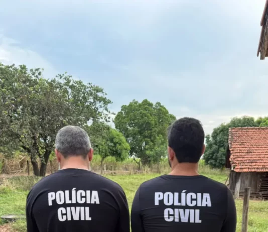 Policiais durante Operação Swatting