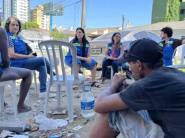 Equipe da Abordagem Social de São José realiza atividade com pessoas em situação de rua durante atendimento no território.