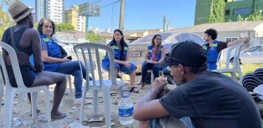 Equipe da Abordagem Social de São José realiza atividade com pessoas em situação de rua durante atendimento no território.