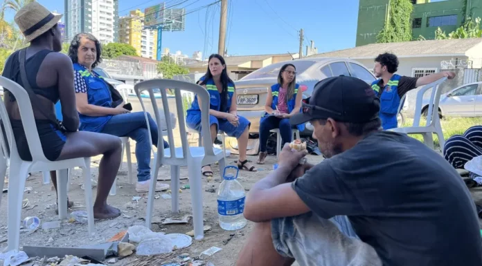 Equipe da Abordagem Social de São José realiza atividade com pessoas em situação de rua durante atendimento no território.