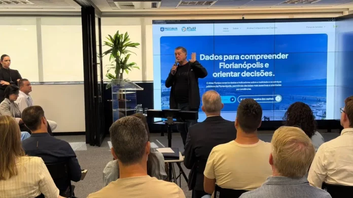atlas-floripa-discover Apresentação do Atlas Floripa durante evento da Prefeitura de Florianópolis, que lançou a plataforma para reunir dados públicos e comparar indicadores da Capital com outras cidades brasileiras.