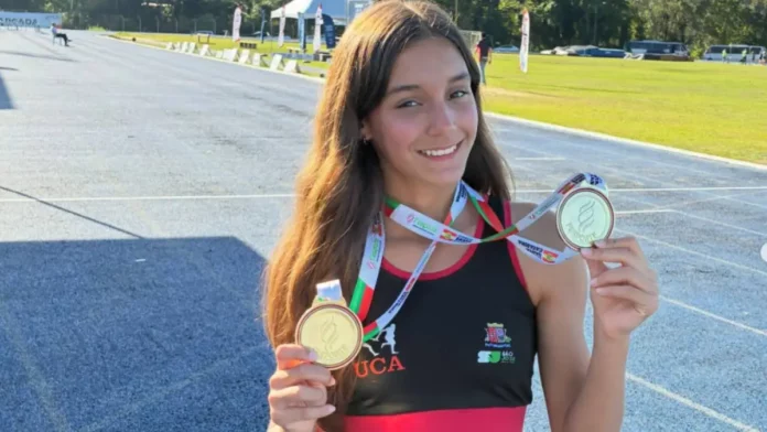 atleta-de-sao-jose-maria-clara Atleta de São José, Maria Clara exibe duas medalhas conquistadas no atletismo. Aos 16 anos, ela ocupa a quinta posição no ranking sul-americano Sub-18 dos 100 metros com barreiras.