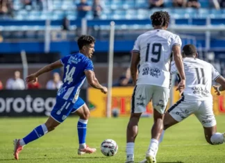 Jogador do Avaí disputa jogada contra atletas do Athletic na Ressacada, em confronto pela Série B na reta final do futebol catarinense em 2026.