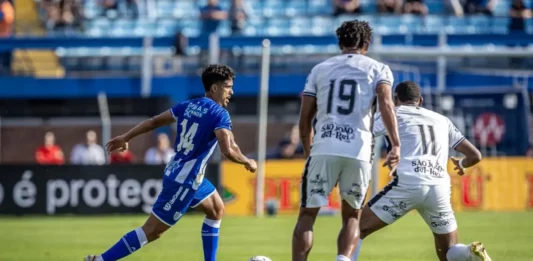 Jogador do Avaí disputa jogada contra atletas do Athletic na Ressacada, em confronto pela Série B na reta final do futebol catarinense em 2026.