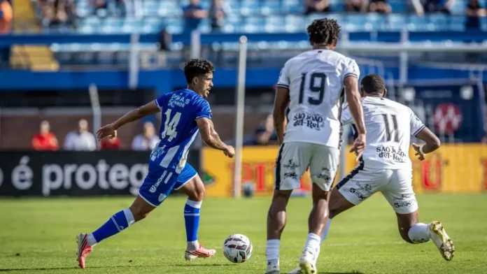 Jogador do Avaí disputa jogada contra atletas do Athletic na Ressacada, em confronto pela Série B na reta final do futebol catarinense em 2026.