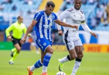 Avaí afunda na crise e Figueirense enfrenta incertezas nos bastidores Jogador do Avaí disputa a bola com atleta do Ceará durante partida pela Série B do Campeonato Brasileiro, no Estádio da Ressacada, em Florianópolis.