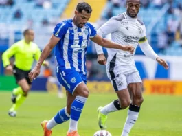 Jogador do Avaí disputa a bola com atleta do Ceará durante partida pela Série B do Campeonato Brasileiro, no Estádio da Ressacada, em Florianópolis.