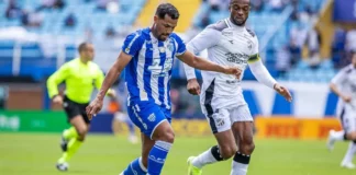 Jogador do Avaí disputa a bola com atleta do Ceará durante partida pela Série B do Campeonato Brasileiro, no Estádio da Ressacada, em Florianópolis.