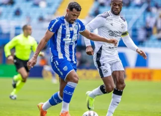 Jogador do Avaí disputa a bola com atleta do Ceará durante partida pela Série B do Campeonato Brasileiro, no Estádio da Ressacada, em Florianópolis.