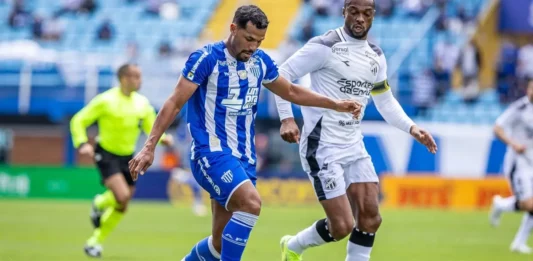 Avaí afunda na crise e Figueirense enfrenta incertezas nos bastidores Jogador do Avaí disputa a bola com atleta do Ceará durante partida pela Série B do Campeonato Brasileiro, no Estádio da Ressacada, em Florianópolis.