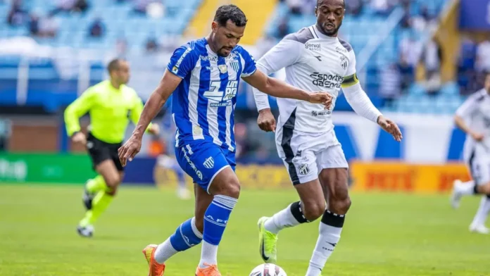 avai-ceara Jogador do Avaí disputa a bola com atleta do Ceará durante partida pela Série B do Campeonato Brasileiro, no Estádio da Ressacada, em Florianópolis.