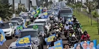Carreata de João Rodrigues reúne carros, motocicletas e apoiadores com bandeiras durante ato de campanha em Chapecó.