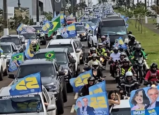 Carreata de João Rodrigues reúne carros, motocicletas e apoiadores com bandeiras durante ato de campanha em Chapecó.