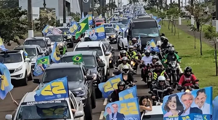 Carreata de João Rodrigues reúne carros, motocicletas e apoiadores com bandeiras durante ato de campanha em Chapecó.