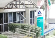 Casan prorroga inscrições de concurso com remuneração que pode passar de R$ 14 mil Fachada da sede administrativa da Casan, em Florianópolis, com entrada de vidro, rampa de acesso e placa de identificação da companhia